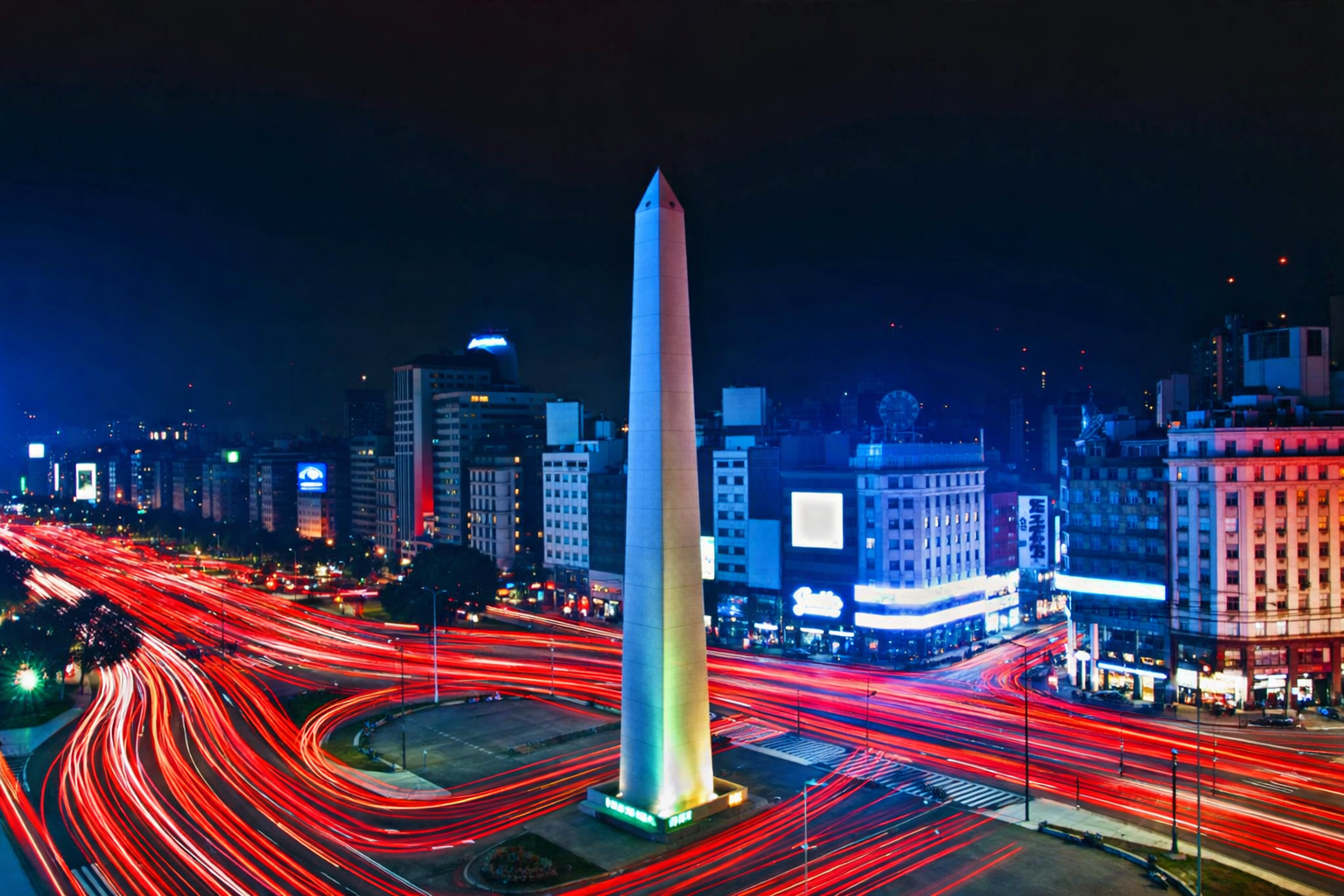 Vista nocturna del Obelisco de Buenos Aires